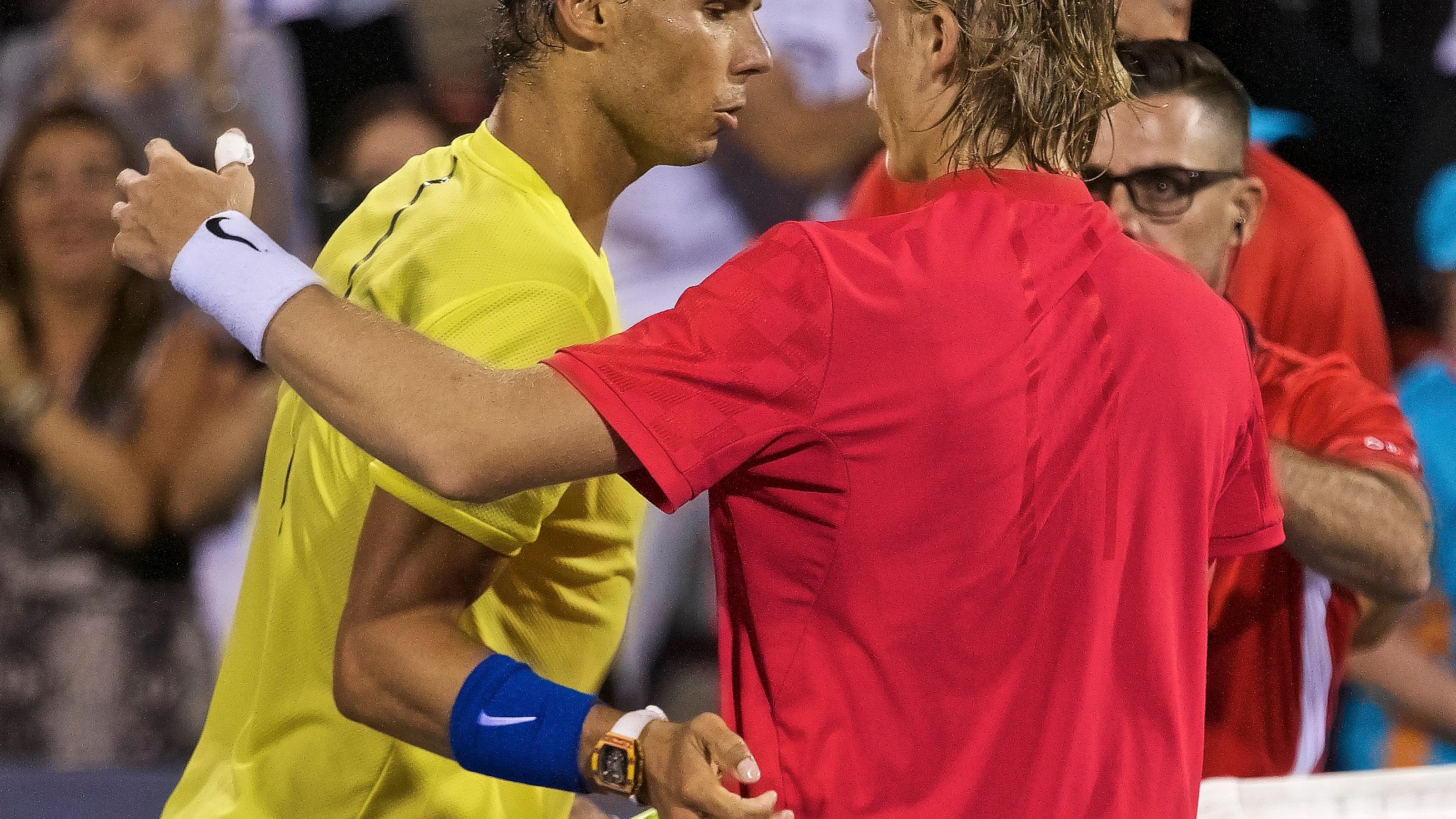 Rafa Nadal saluda a Denis Shapovalov tras caer ante el canadiense