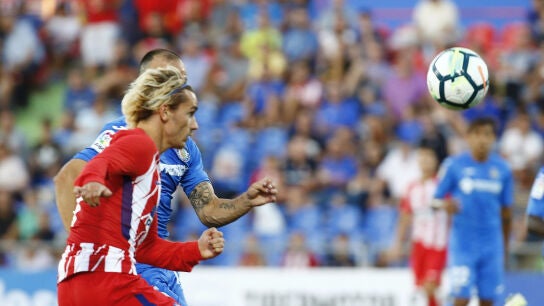 Griezmann remata un bal&oacute;n en el partido ante el Getafe