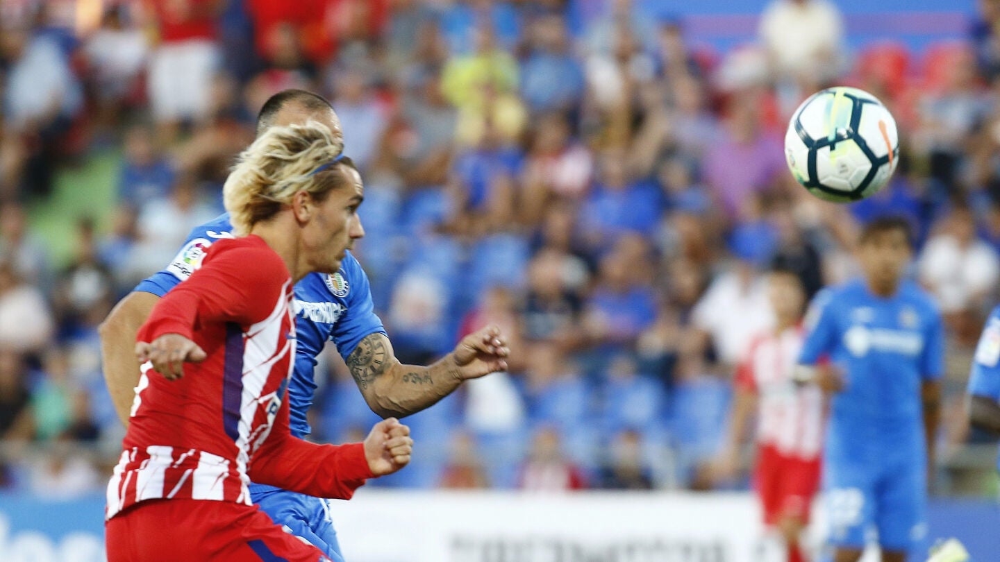 Griezmann remata un bal&oacute;n en el partido ante el Getafe