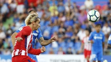 Griezmann remata un balón en el partido ante el Getafe