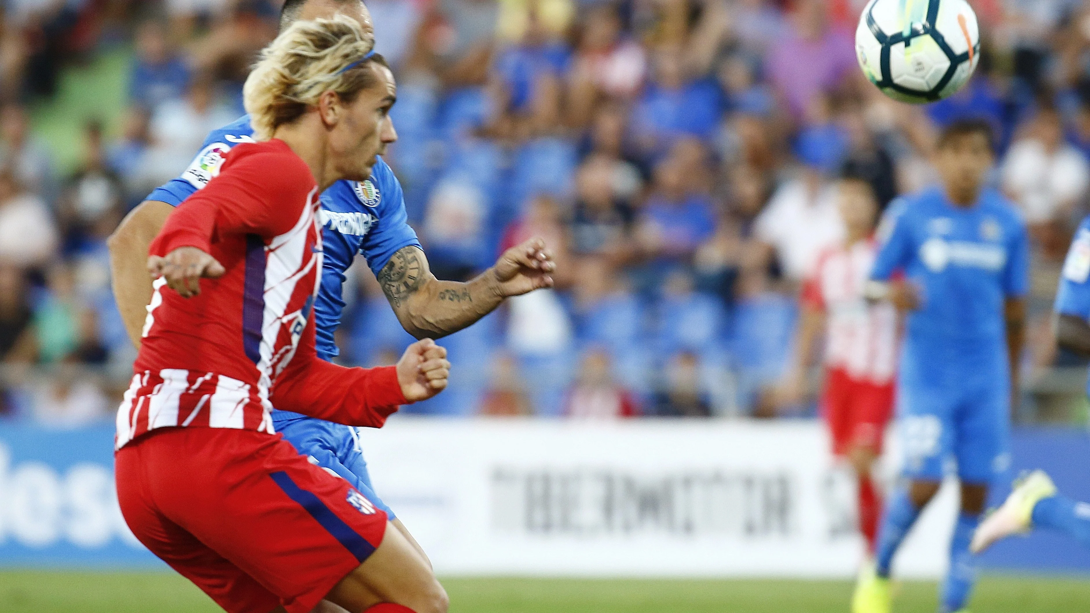 Griezmann remata un balón en el partido ante el Getafe