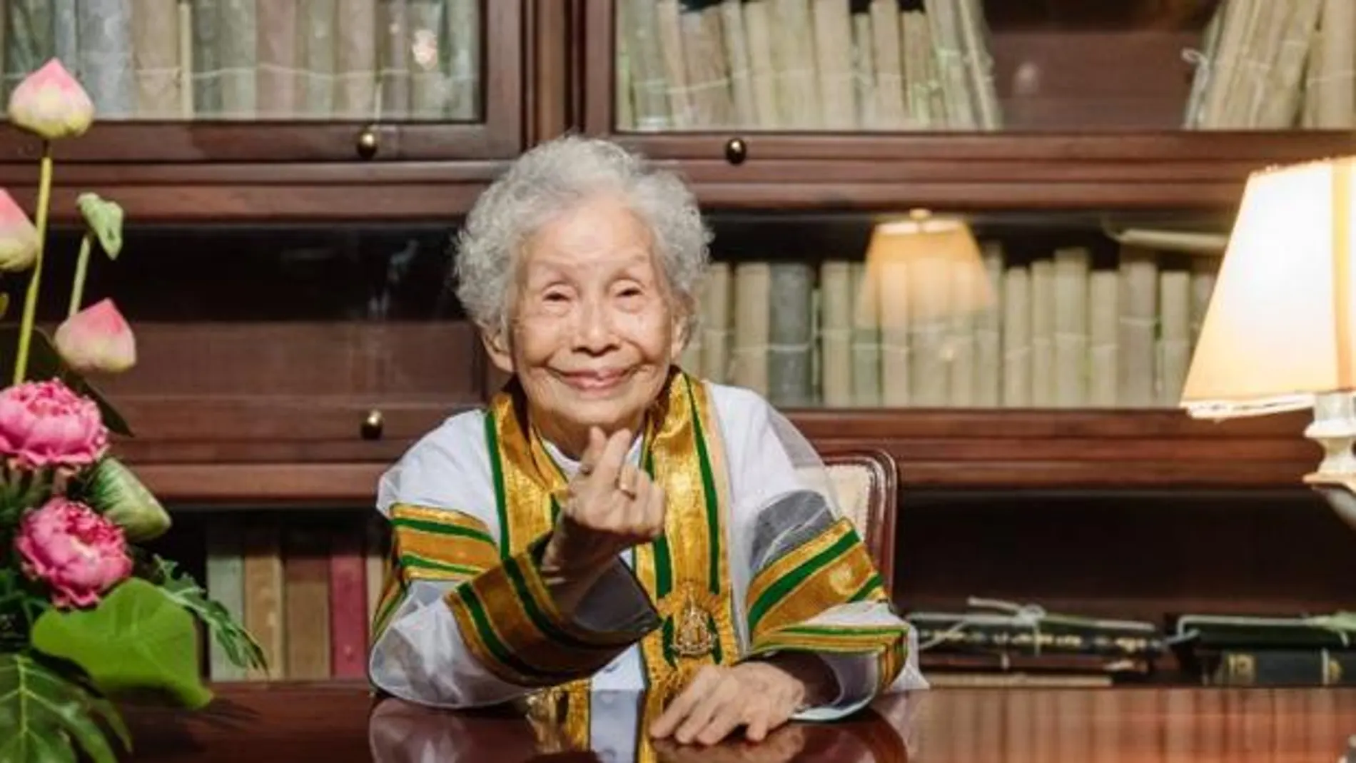 "Si no estudias o lees, no vas a aprender nada", una abuela de 91 años consigue graduarse en la universidad 