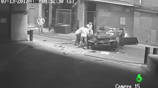 El vehículo tras caer del séptimo piso El vehículo tras caer del séptimo piso