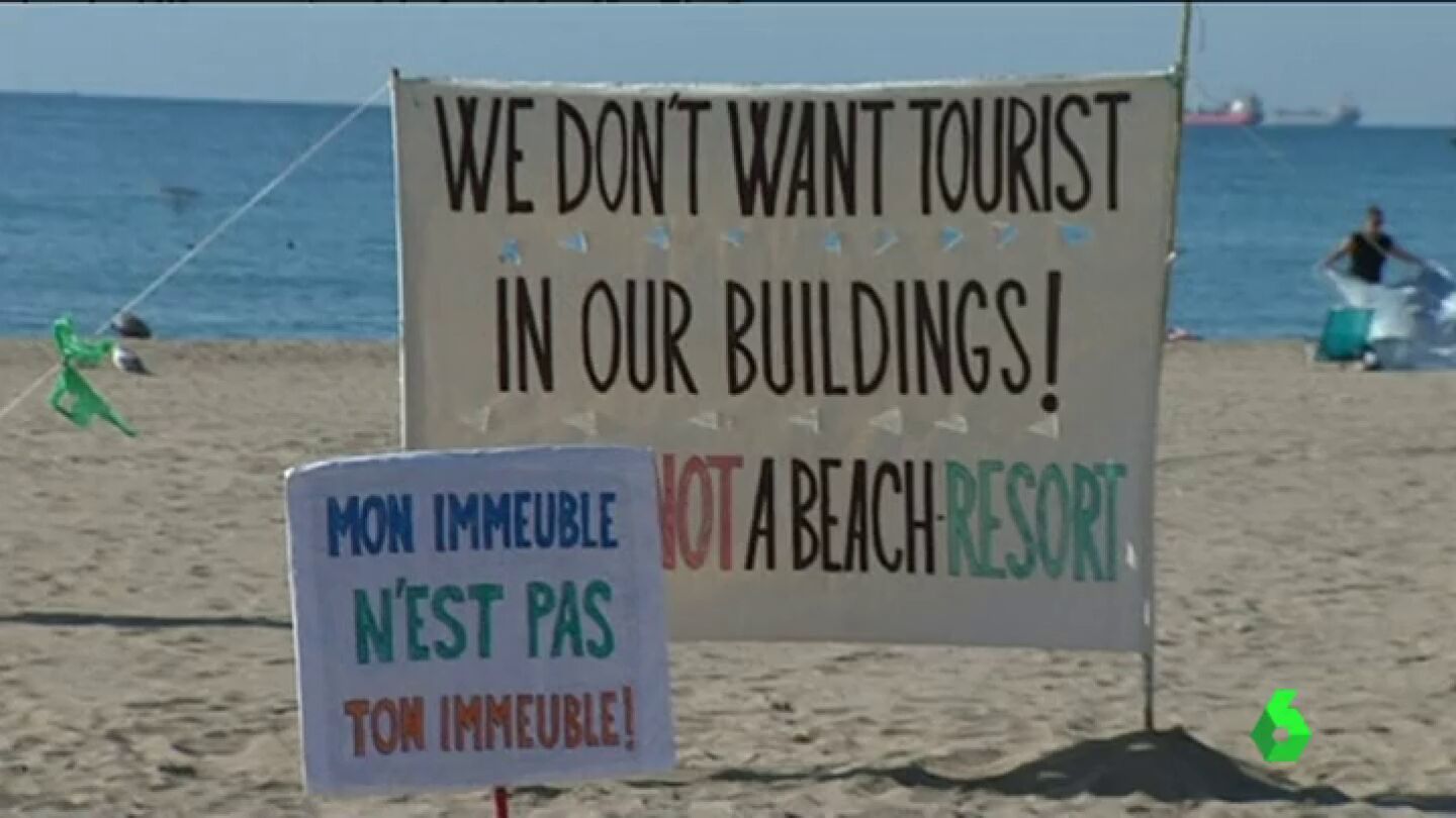 Un cartel contra el turismo de borrachera: "La playa no es un resort"