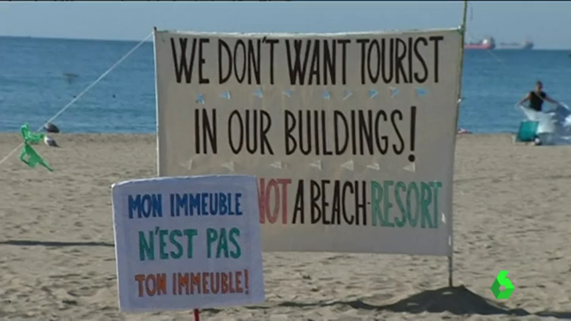Un cartel contra el turismo de borrachera: "La playa no es un resort"