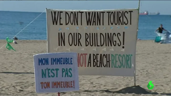 Un cartel contra el turismo de borrachera: "La playa no es un resort" Un cartel contra el turismo de borrachera: "La playa no es un resort"