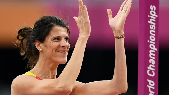 Ruth Beitia saluda al público de Londres durante la final de salto de altura Ruth Beitia saluda al público de Londres durante la final de salto de altura
