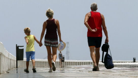 Una familia paseando