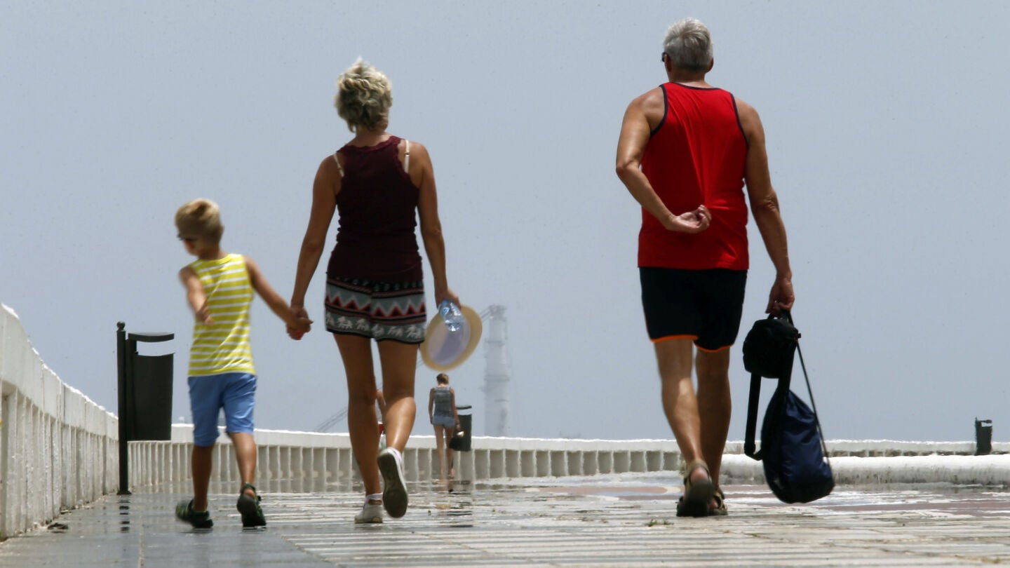 Una familia paseando