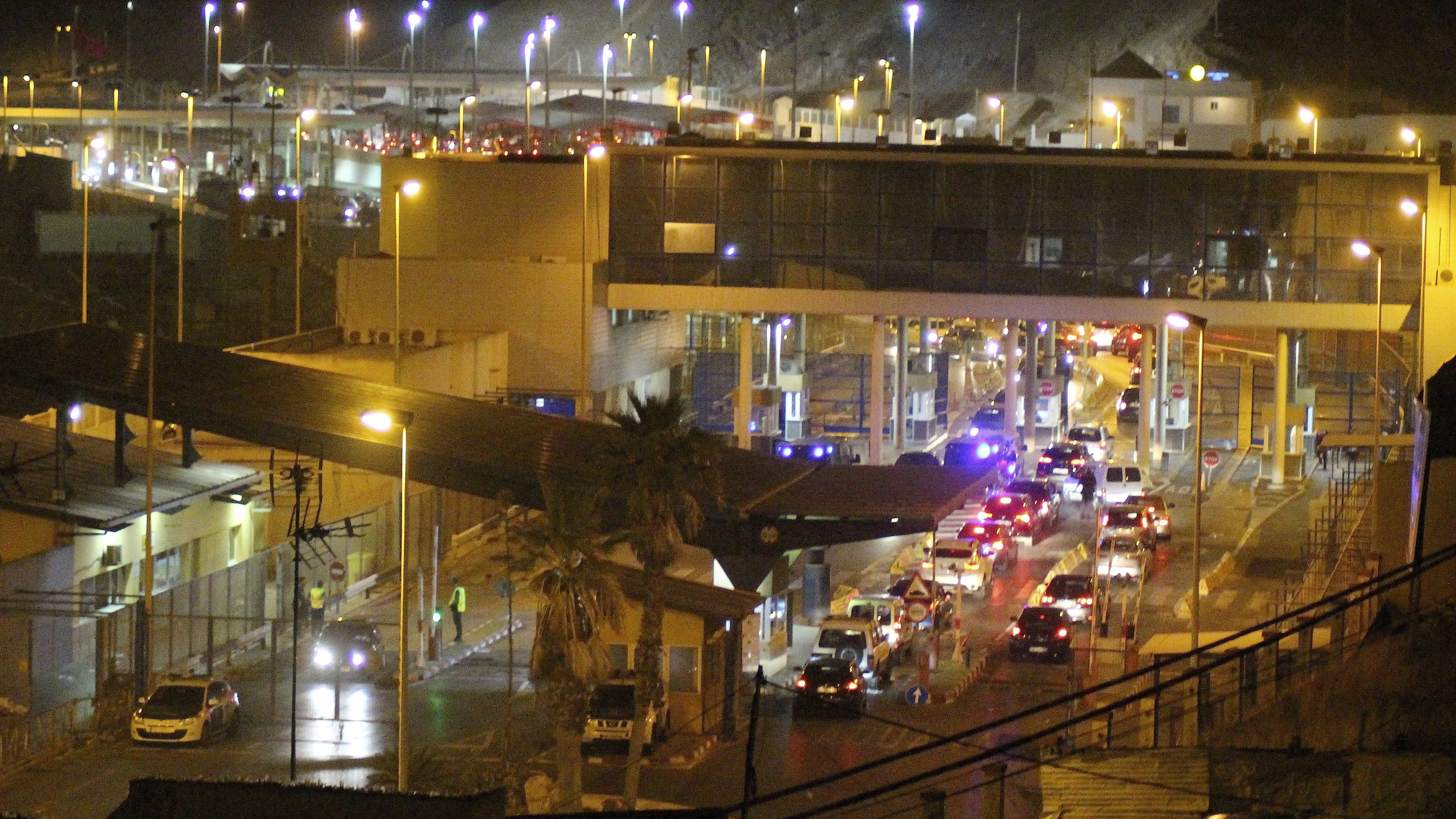 Vista del paso fronterizo del Tarajal de Ceuta con Marruecos, que cerró el transito de personas y vehículos ante la amenaza de un nuevo intento de asalto de inmigrantes subsaharianos