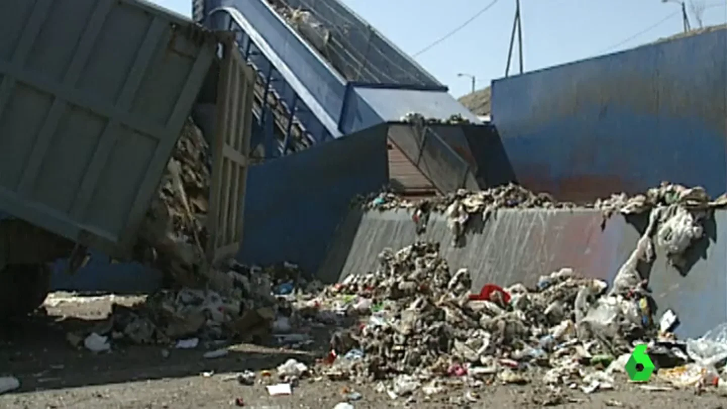 Un vertedero trata la basura Un vertedero trata la basura