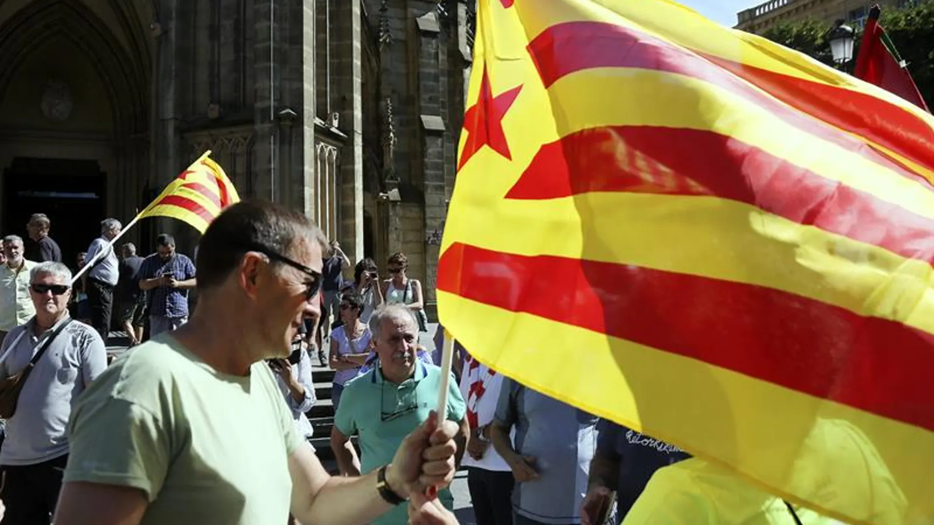 Miles de personas claman por la independencia de Cataluña en San Sebastián