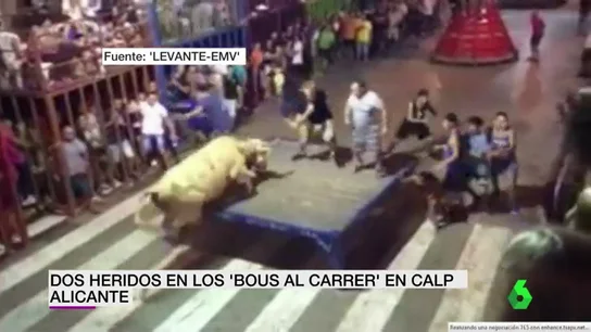 Dos heridos tras ser embestidos contra los barrotes en los 'Bous al carrer' en Calp, Alicante Dos heridos tras ser embestidos contra los barrotes en los 'Bous al carrer' en Calp, Alicante