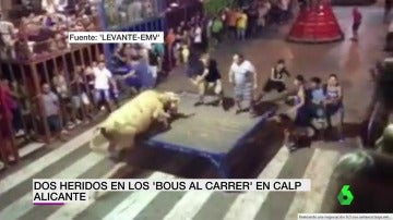Dos heridos tras ser embestidos contra los barrotes en los 'Bous al carrer' en Calp, Alicante