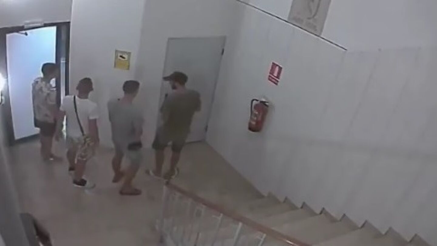 Las c&aacute;maras del establecimiento captaron como cuatro j&oacute;venes robaban