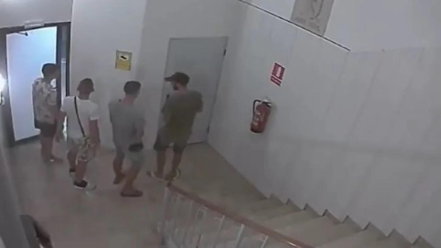 Las cámaras del establecimiento captaron como cuatro jóvenes robaban Las cámaras del establecimiento captaron como cuatro jóvenes robaban