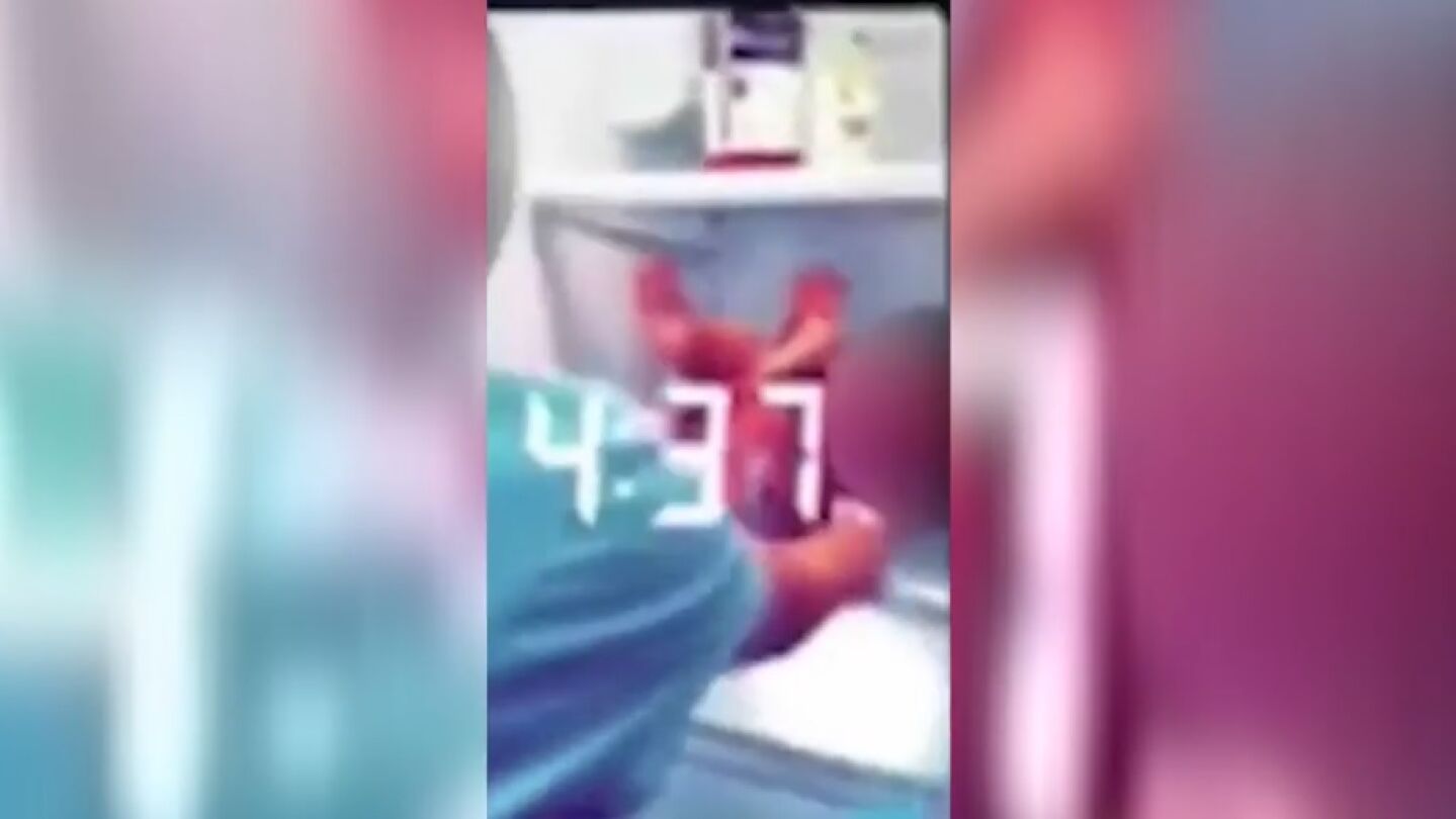 Una captura del v&iacute;deo que colgaron las j&oacute;venes a Snapchat