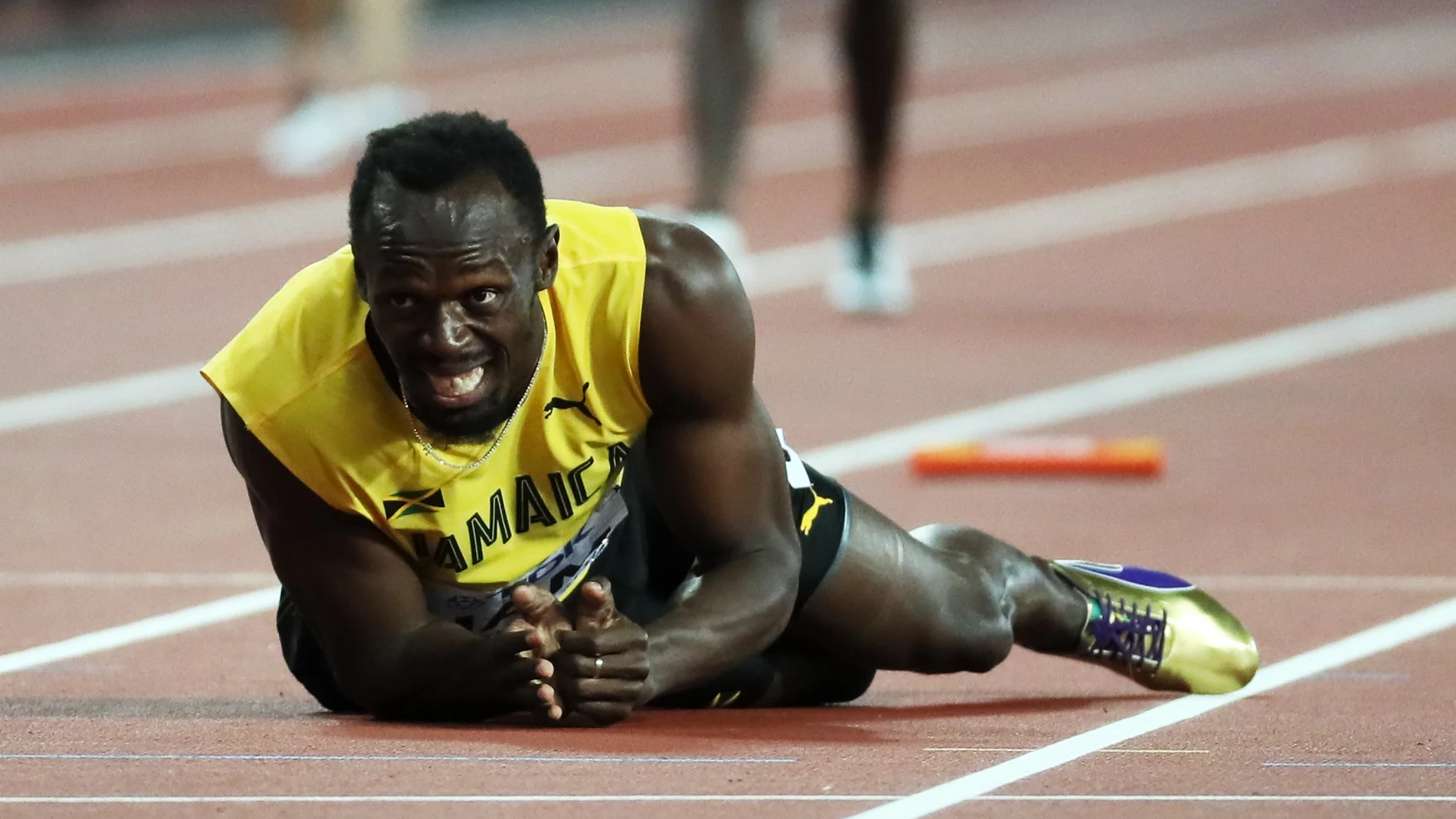 Usain Bolt cae lesionado en la final del 4x100