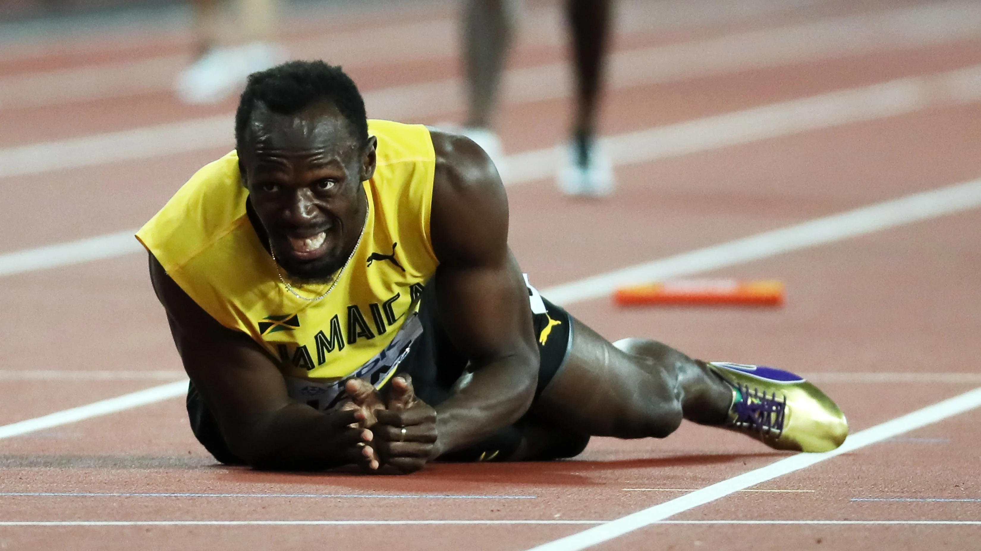 Usain Bolt cae lesionado en la final del 4x100