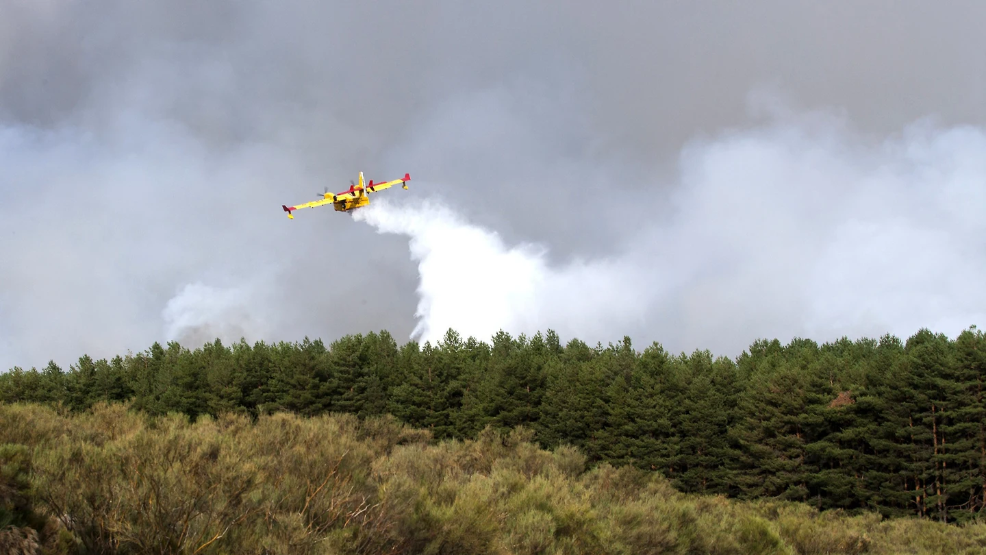 Trabajos de extinción del incendio declarado en el municipio abulense de Navarredonda de Gredos Trabajos de extinción del incendio declarado en el municipio abulense de Navarredonda de Gredos