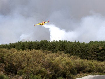 Trabajos de extinción del incendio declarado en el municipio abulense de Navarredonda de Gredos Trabajos de extinción del incendio declarado en el municipio abulense de Navarredonda de Gredos