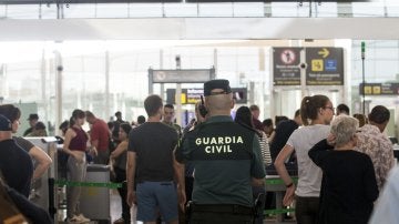 Guardia Civil en el Aeropuerto de El Prat-Barcelona