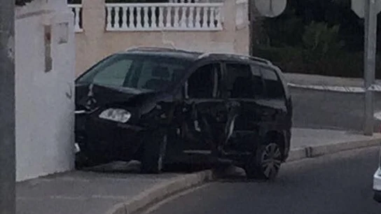 Vehículo empotrado después de que un hombre se haya saltado un control Vehículo empotrado después de que un hombre se haya saltado un control