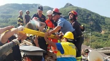 Rescatado un niño del terremoto en la isla italiana de Ischia