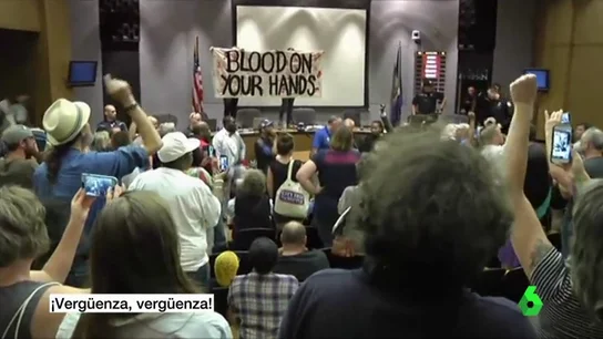 Un grupo de activistas y vecinos grita "¡vergüenza!" a las autoridades del Ayuntamiento de Charlottesville Un grupo de activistas y vecinos grita "¡vergüenza!" a las autoridades del Ayuntamiento de Charlottesville