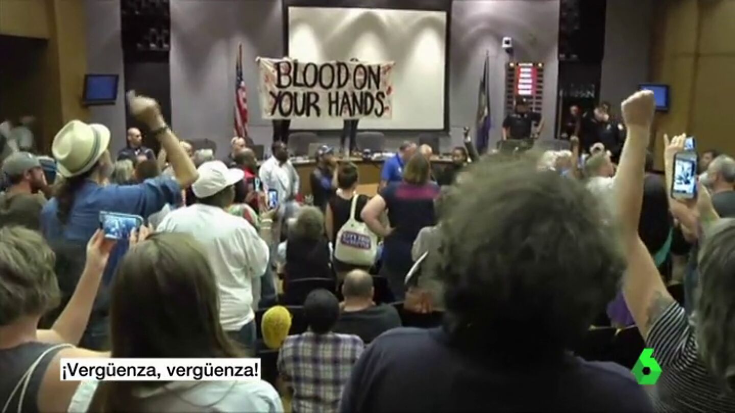 Un grupo de activistas y vecinos grita "&iexcl;verg&uuml;enza!" a las autoridades del Ayuntamiento de Charlottesville