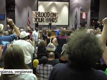 Un grupo de activistas y vecinos grita "¡vergüenza!" a las autoridades del Ayuntamiento de Charlottesville Un grupo de activistas y vecinos grita "¡vergüenza!" a las autoridades del Ayuntamiento de Charlottesville