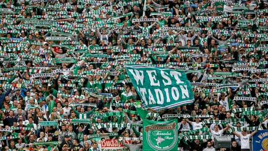 Aficionados del Rapid de Viena, durante un amistoso contra el Chelsea Aficionados del Rapid de Viena, durante un amistoso contra el Chelsea