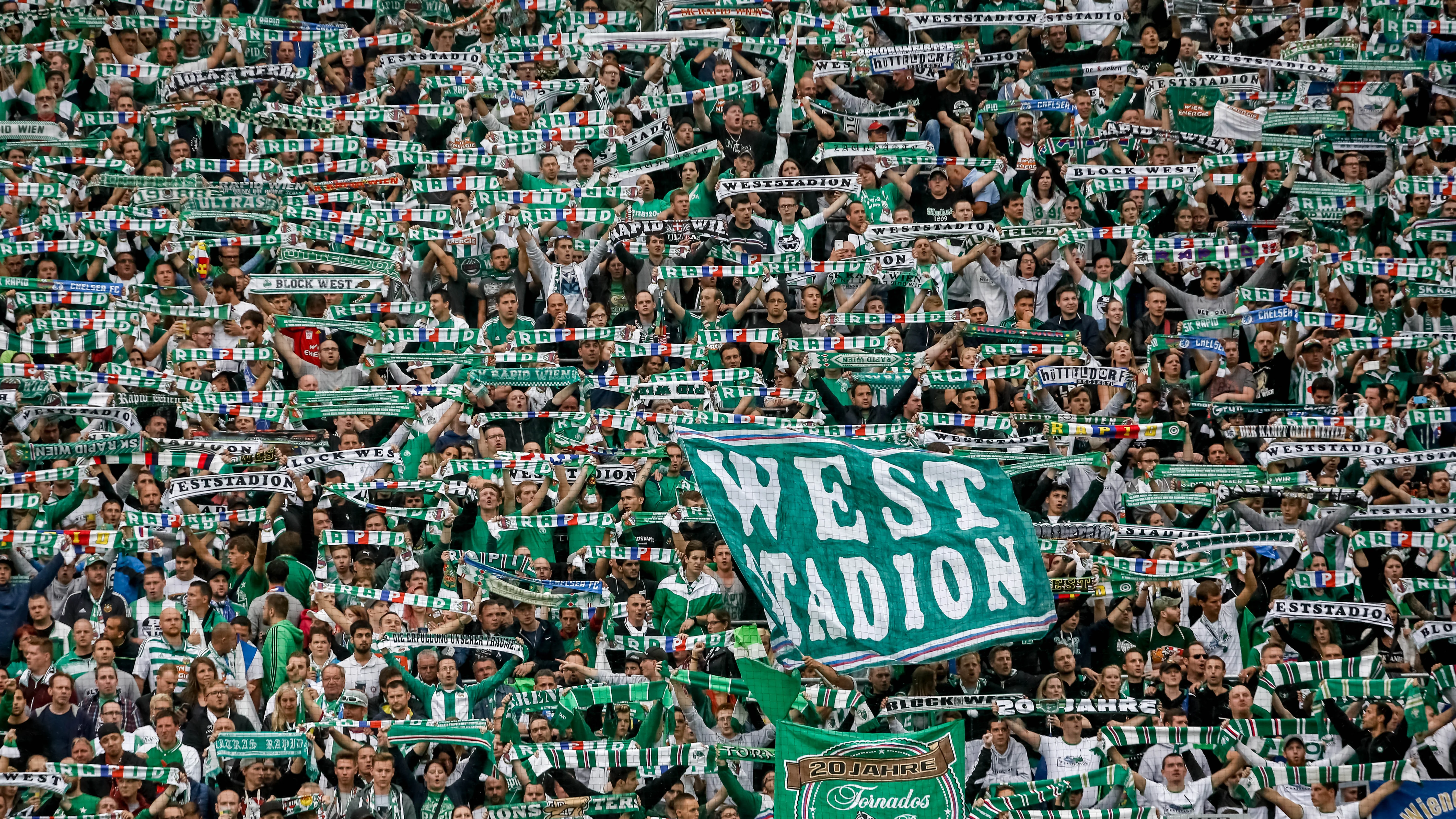 Aficionados del Rapid de Viena, durante un amistoso contra el Chelsea