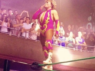 Cassandro, en un cuadrilátero de lucha libre Cassandro, en un cuadrilátero de lucha libre
