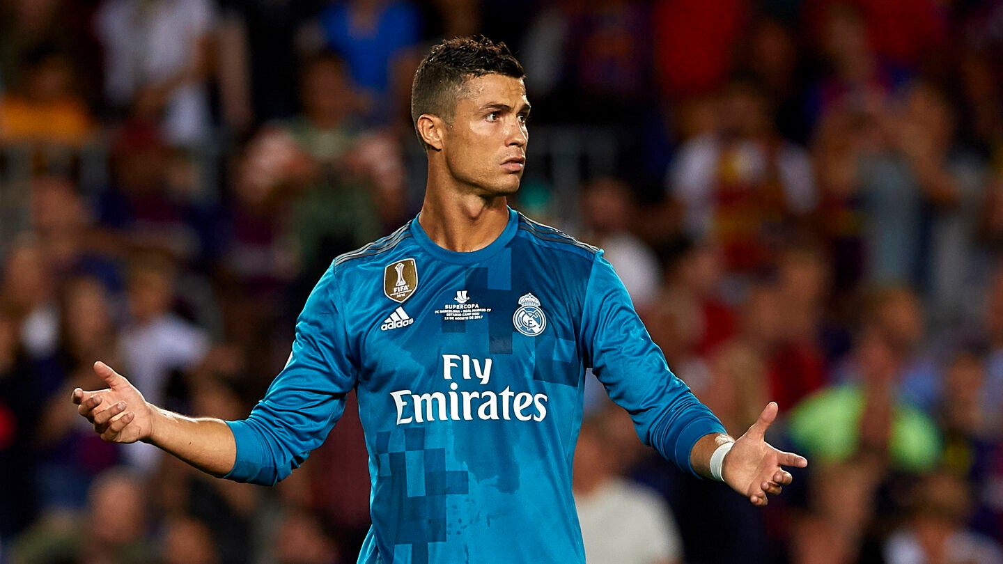 Cristiano Ronaldo protesta una acci&oacute;n en un partido del Madrid