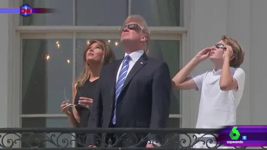 La familia Trump mirando el eclipse total de Sol La familia Trump mirando el eclipse total de Sol