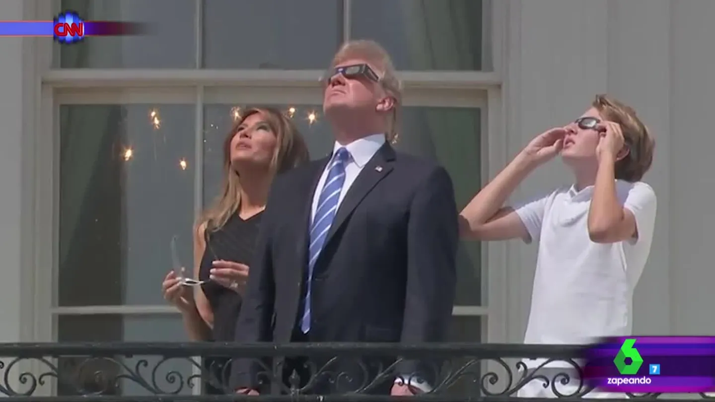 La familia Trump mirando el eclipse total de Sol La familia Trump mirando el eclipse total de Sol