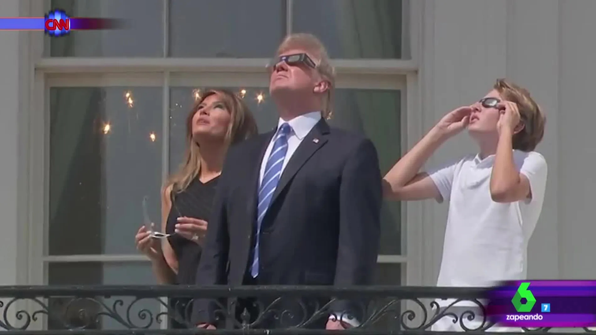 La familia Trump mirando el eclipse total de Sol