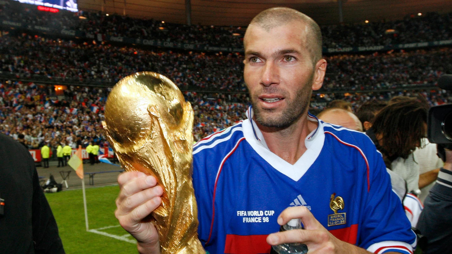 Zidane, con la copa de campeón del mundo Zidane, con la copa de campeón del mundo