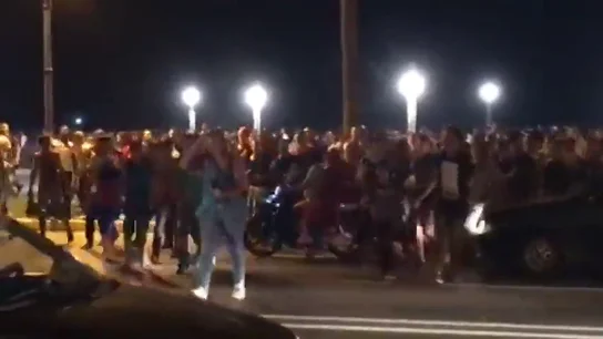 Una horda de hombres acosa a una mujer Una horda de hombres acosa a una mujer