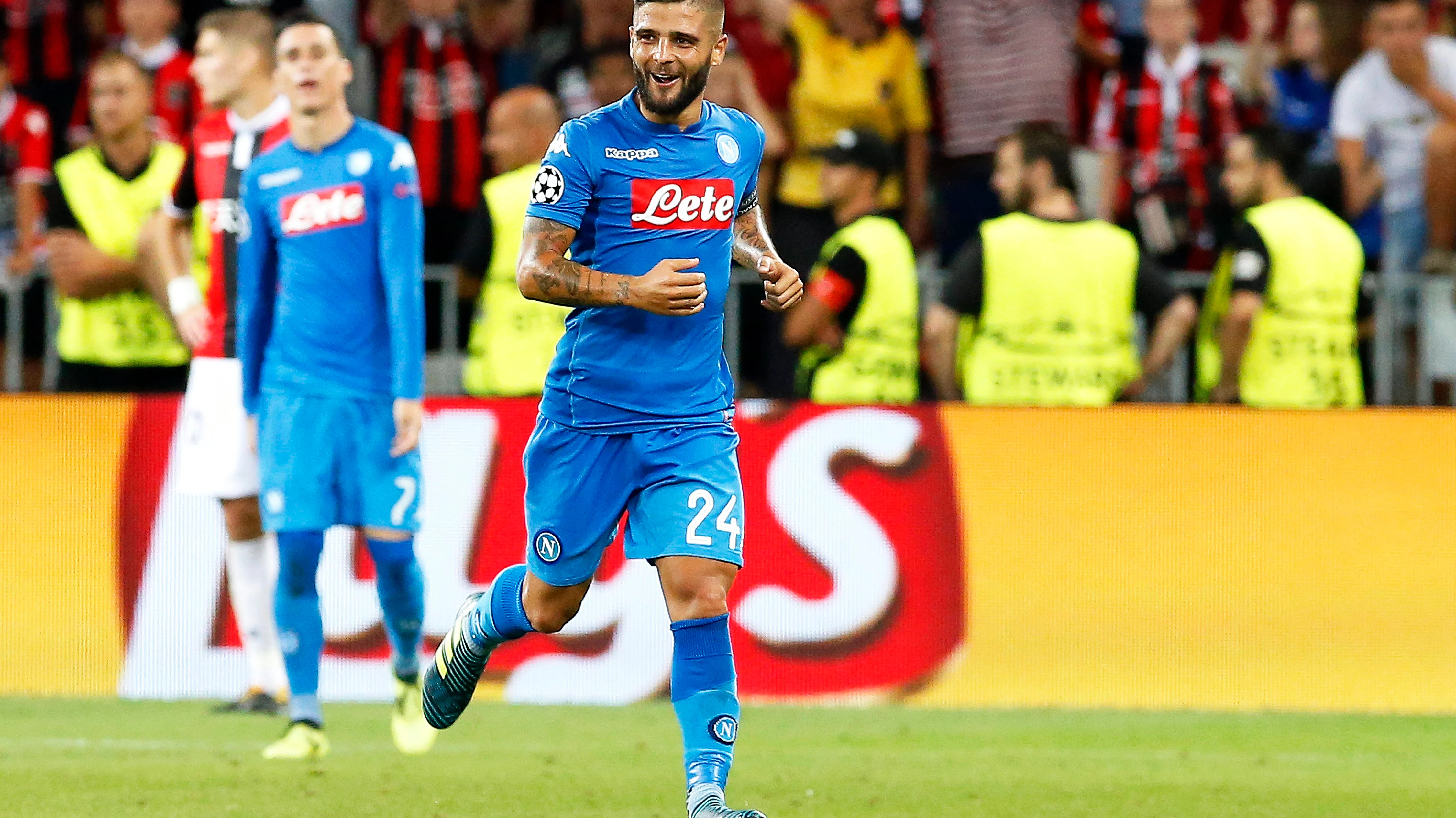 Insigne celebra su gol con el Nápoles