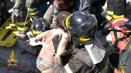 Rescatan a los dos ni&ntilde;os que quedaron sepultados bajo los escombros tras el terremoto en la isla de Ischia 