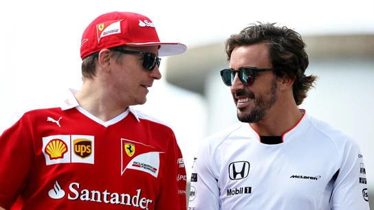 Raikkonen y Fernando Alonso charlan durante el GP de Alemania de 2016 Raikkonen y Fernando Alonso charlan durante el GP de Alemania de 2016