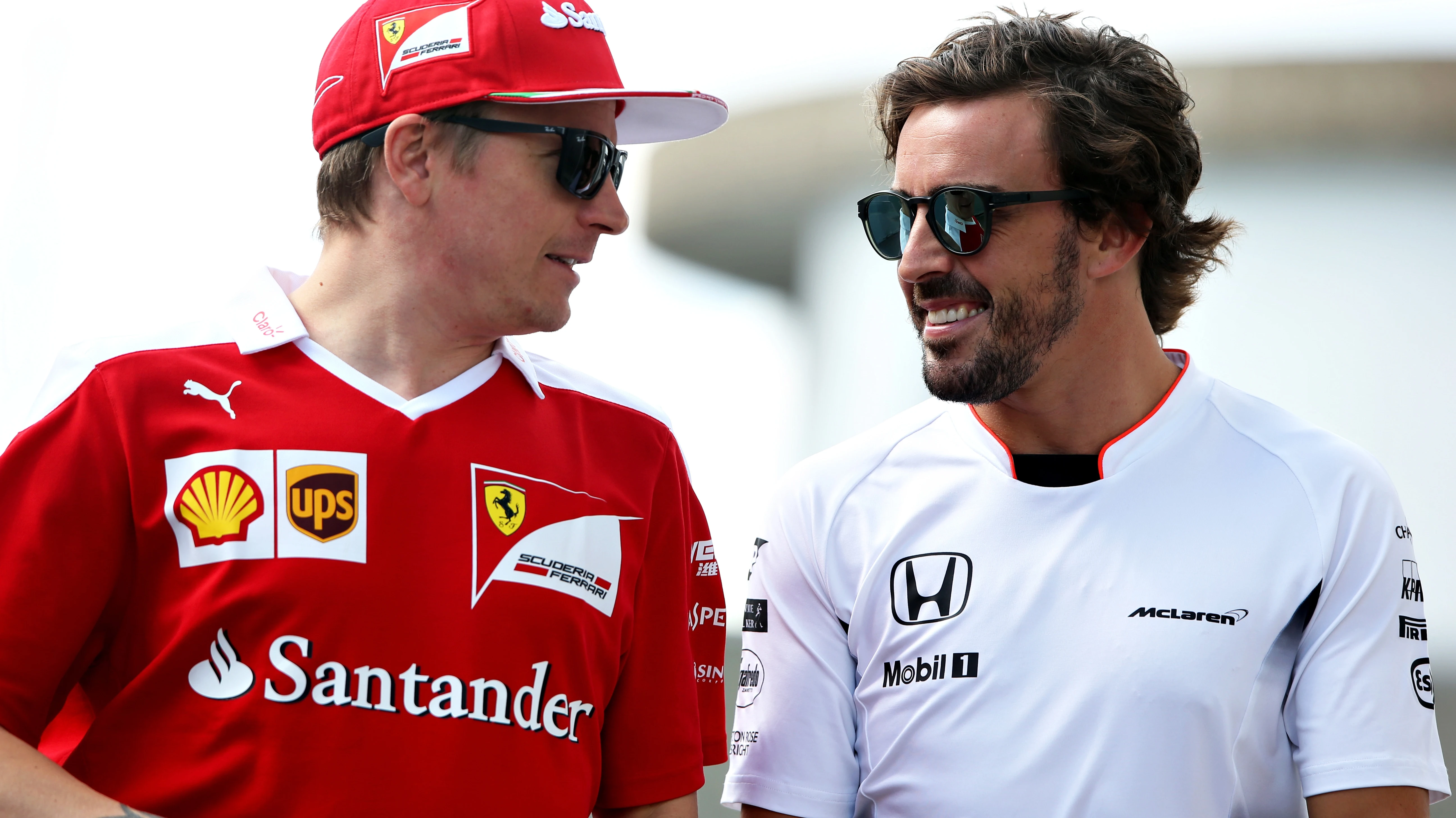 Raikkonen y Fernando Alonso charlan durante el GP de Alemania de 2016 Raikkonen y Fernando Alonso charlan durante el GP de Alemania de 2016