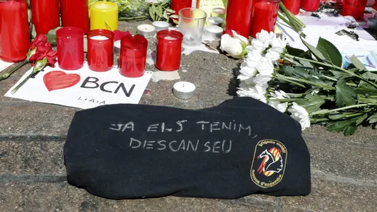 El mensaje de los Mossos a las víctimas en el altar de la Rambla El mensaje de los Mossos a las víctimas en el altar de la Rambla