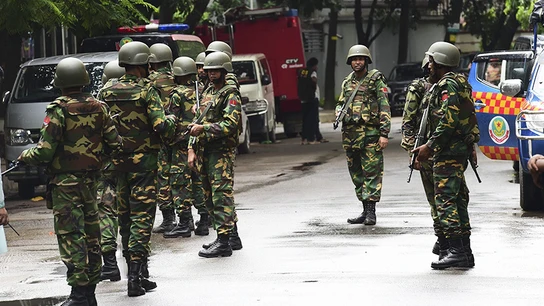 Militares de Bangladesh patrullando Militares de Bangladesh patrullando