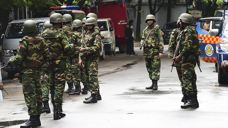 Militares de Bangladesh patrullando