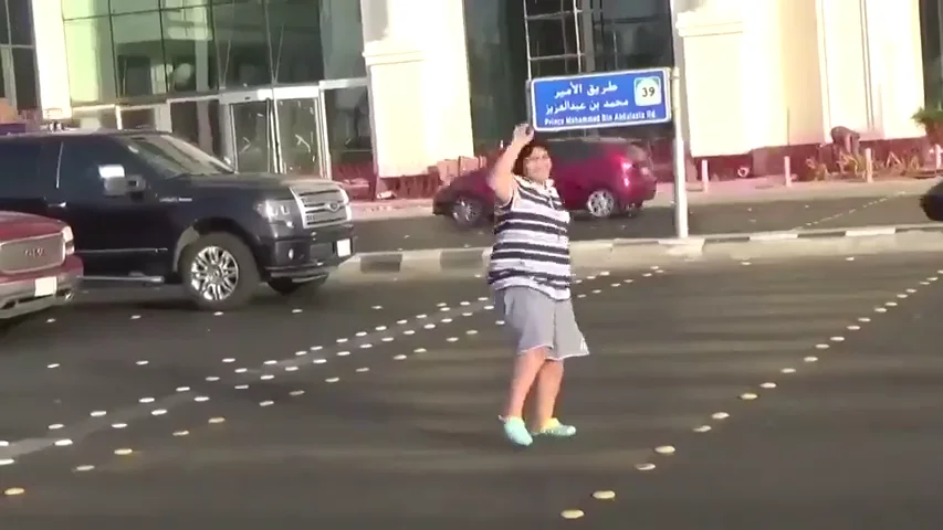 Detienen a un adolescente por bailar la 'Macarena' en la calle en Arabia Saudí