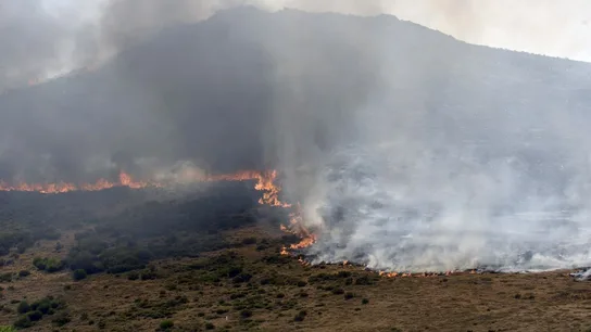 Fuego en Iruela, una de las localidades de la comarca de La Cabrera (León) Fuego en Iruela, una de las localidades de la comarca de La Cabrera (León)