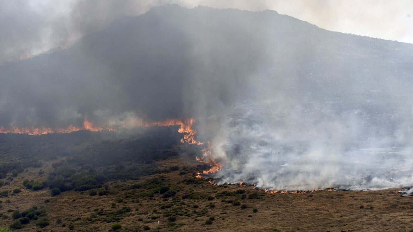 Fuego en Iruela, una de las localidades de la comarca de La Cabrera (Le&oacute;n)